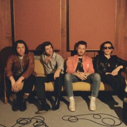 Arctic Monkeys: pubblicato il singolo “Opening Night” per War Child